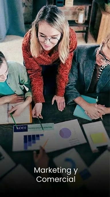 Equipo de marketing y comercial revisando gráficos y planes de trabajo en una mesa, representando el área de Marketing y Comercial de 123GO