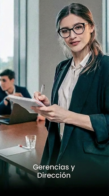 Profesional en un rol de gerencia y dirección tomando notas en una oficina, representando el área de Gerencias y Dirección de 123GO