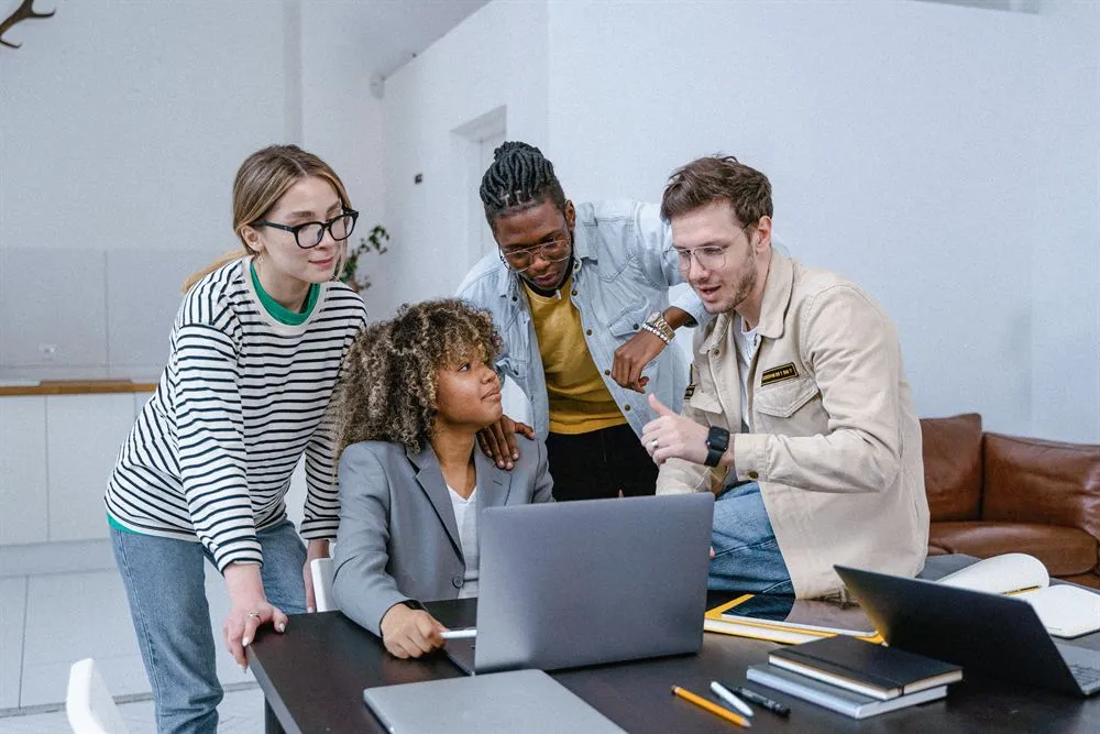 Equipo trabajando junto en una laptop