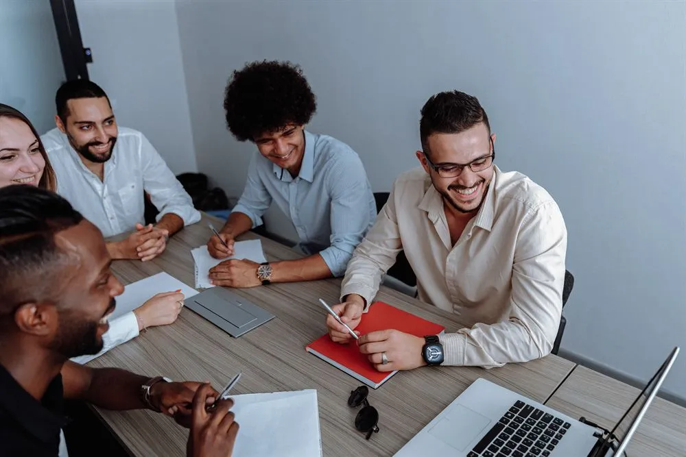 Personas colaborando alrededor de una mesa