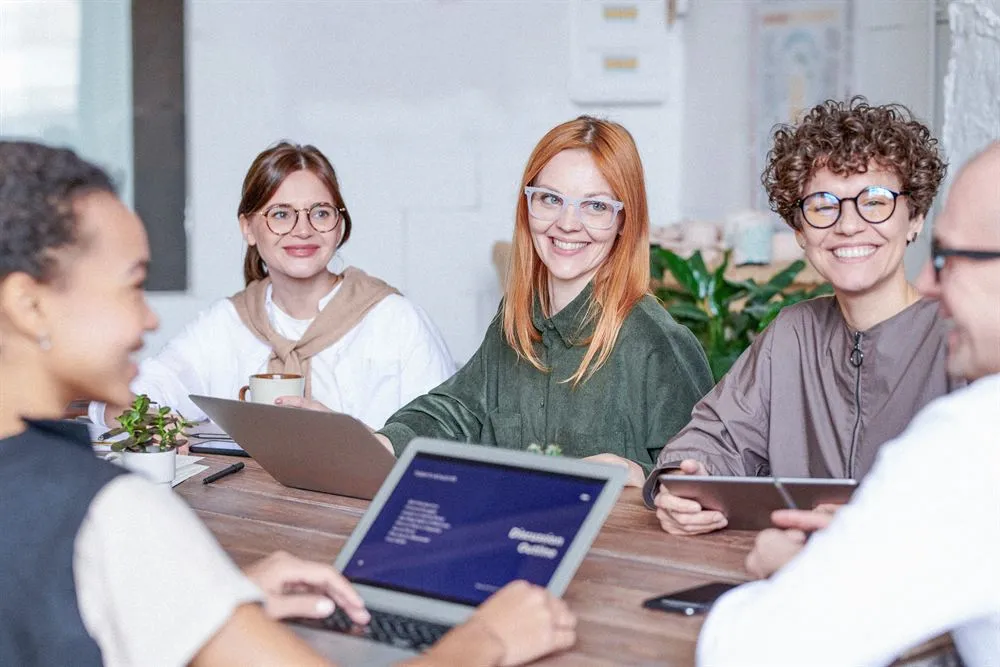 Equipo sonriendo durante una reunión